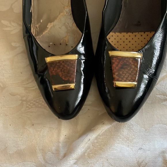 Vintage 1980s black patent shoes with gold details Size 8.5AA - Picture 2 of 6